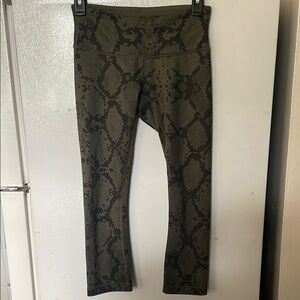 Lululemon Size 4 green/black leggings 21” inseam